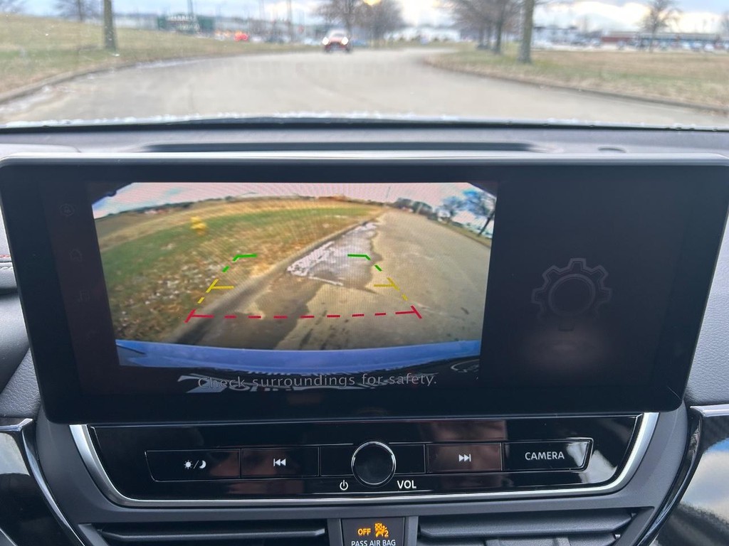 Nissan Altima Vehicle Full-screen Gallery Image 28