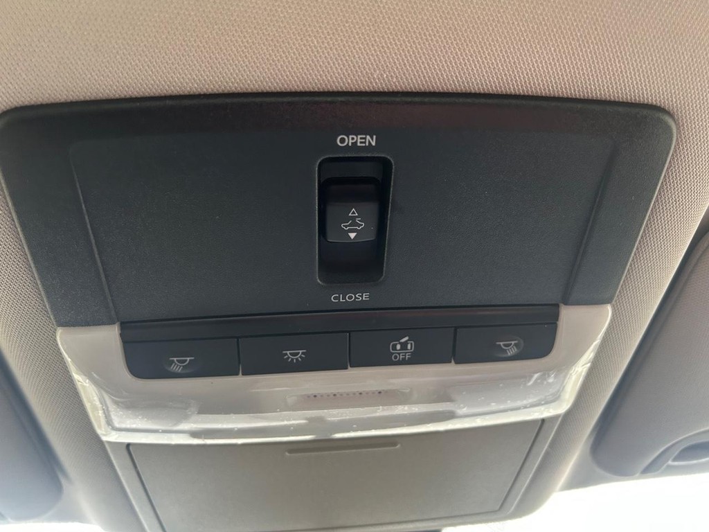 Nissan Altima Vehicle Full-screen Gallery Image 30