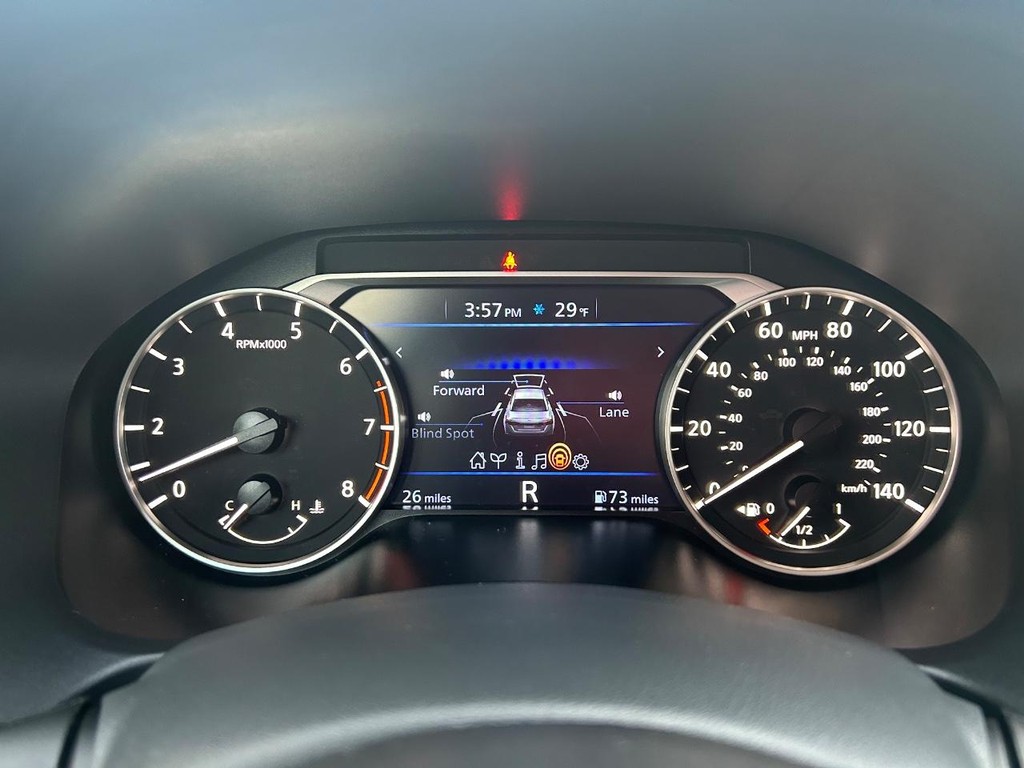 Nissan Altima Vehicle Full-screen Gallery Image 31