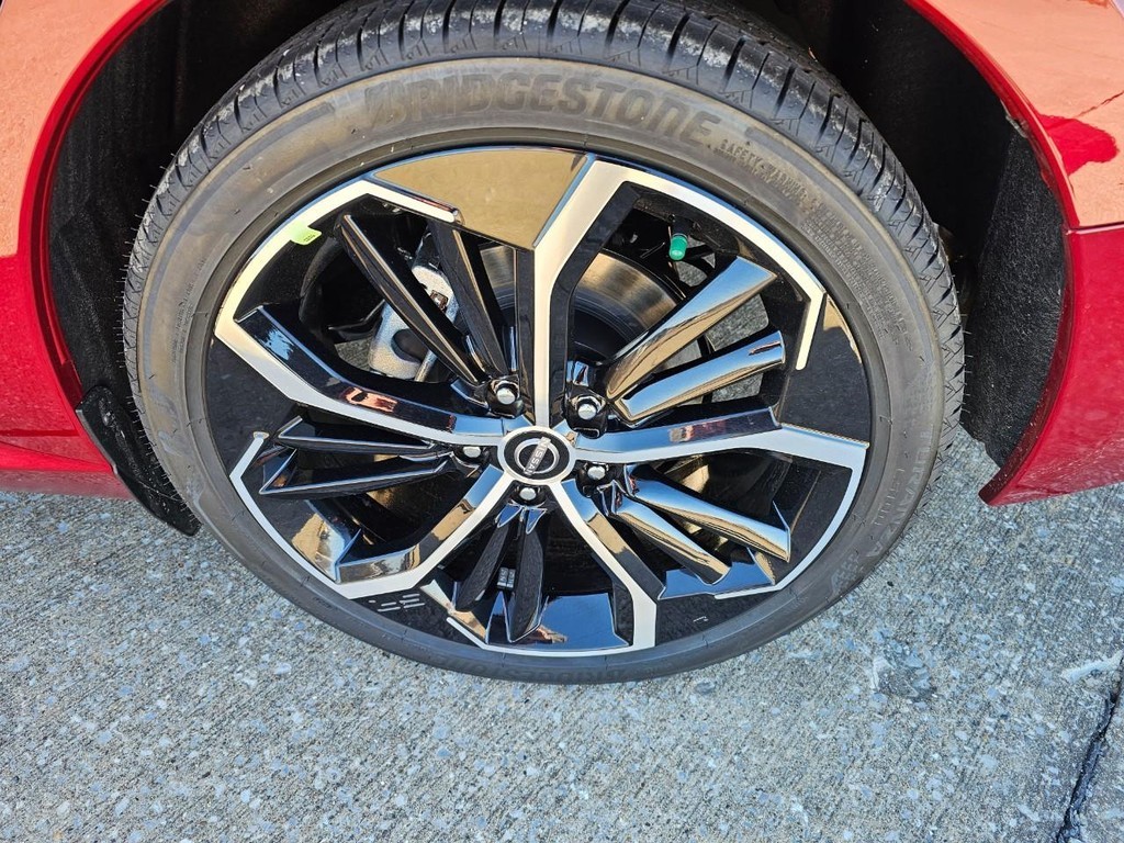 Nissan Altima Vehicle Full-screen Gallery Image 02