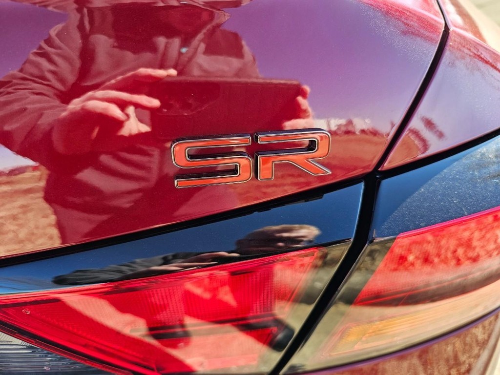 Nissan Altima Vehicle Full-screen Gallery Image 03