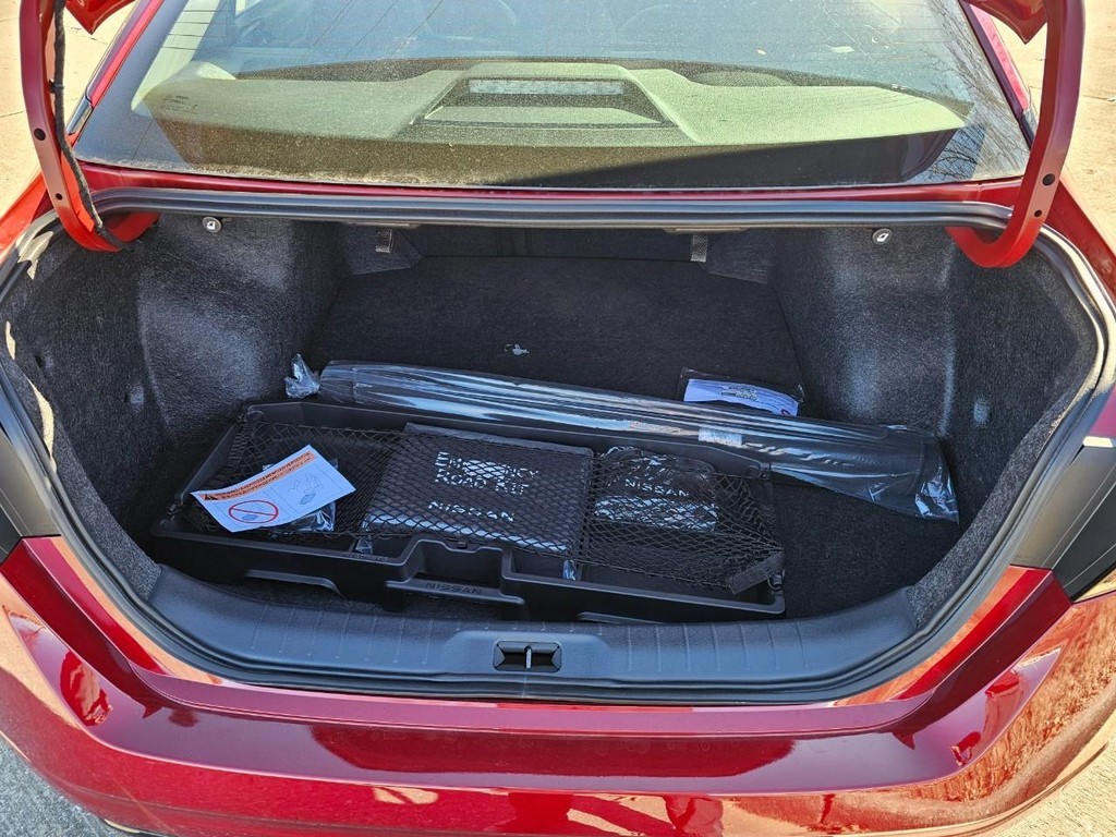 Nissan Altima Vehicle Full-screen Gallery Image 04