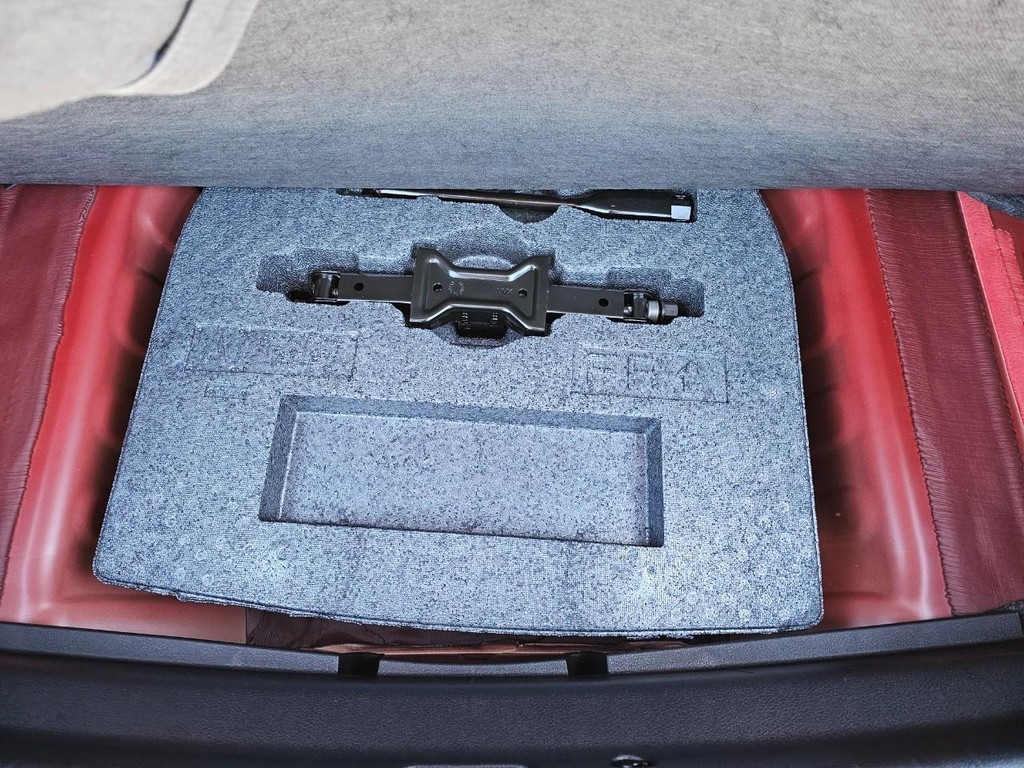 Nissan Altima Vehicle Full-screen Gallery Image 05