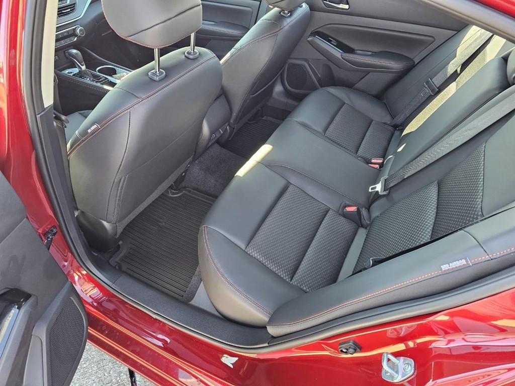 Nissan Altima Vehicle Full-screen Gallery Image 06