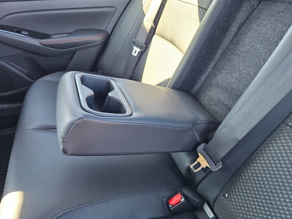 Nissan Altima Vehicle Full-screen Gallery Image 08