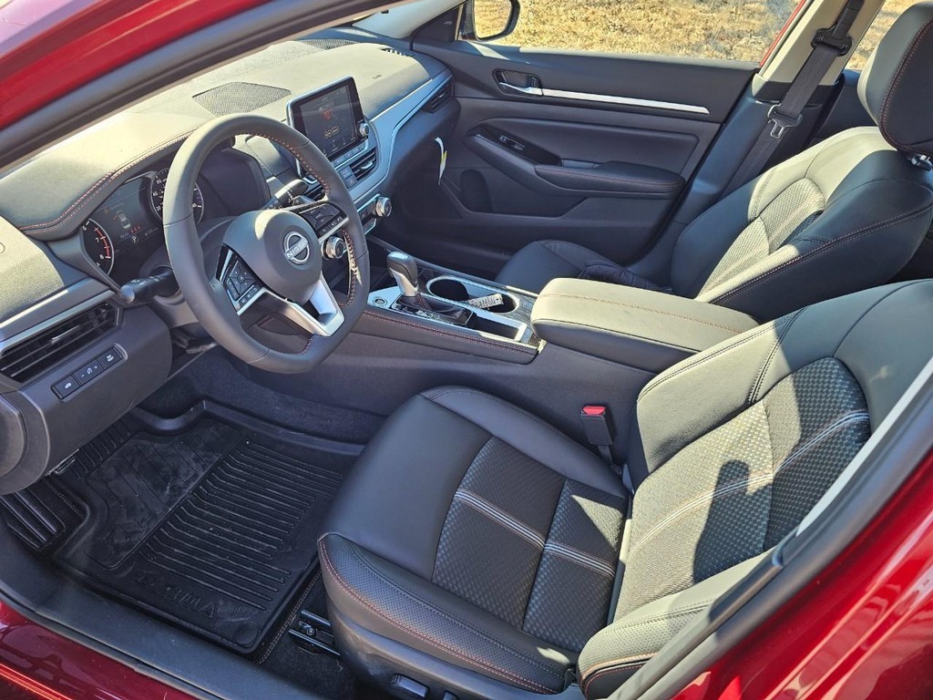 Nissan Altima Vehicle Full-screen Gallery Image 09