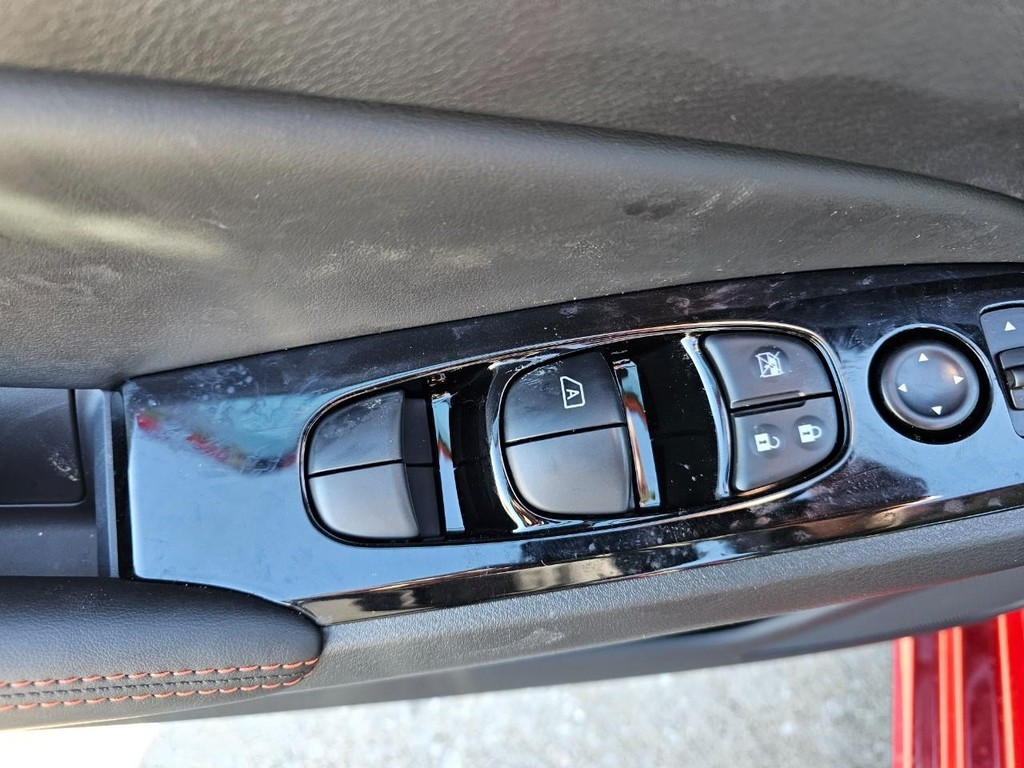 Nissan Altima Vehicle Full-screen Gallery Image 11