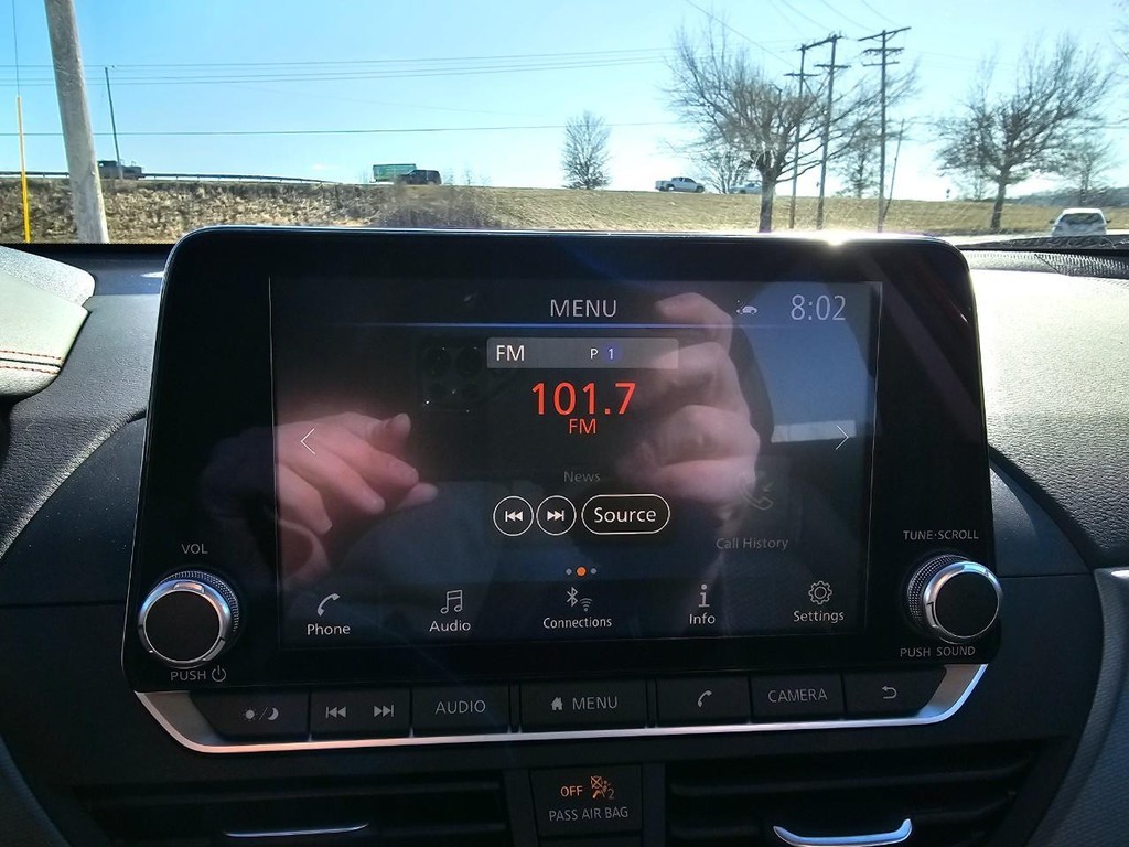 Nissan Altima Vehicle Full-screen Gallery Image 13