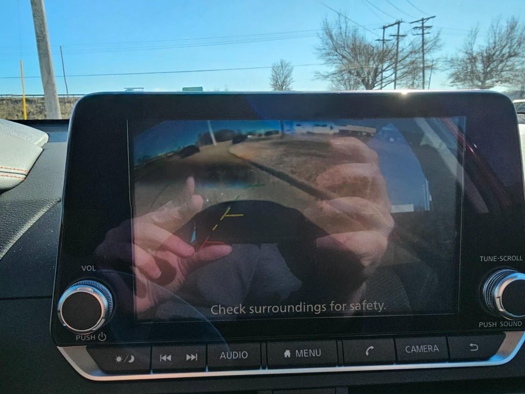 Nissan Altima Vehicle Full-screen Gallery Image 14