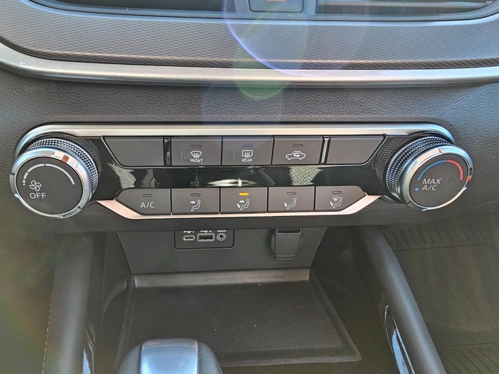 Nissan Altima Vehicle Full-screen Gallery Image 15