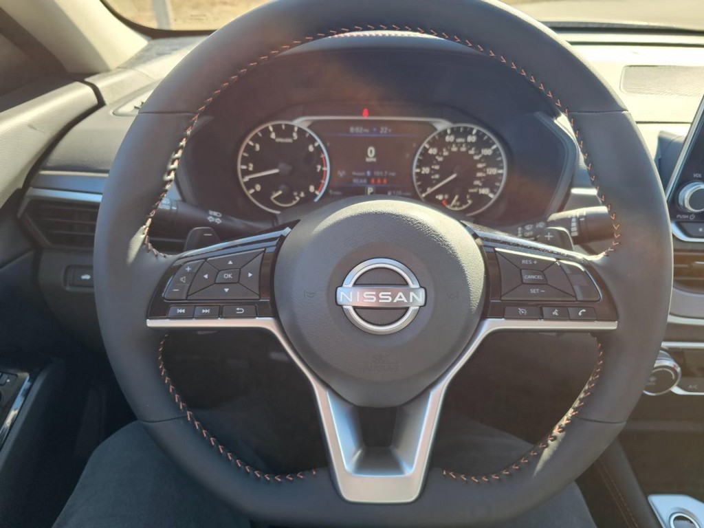 Nissan Altima Vehicle Full-screen Gallery Image 16