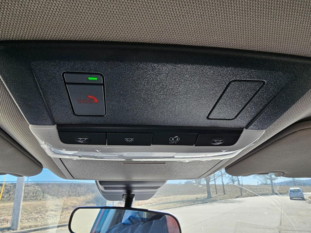 Nissan Altima Vehicle Full-screen Gallery Image 17