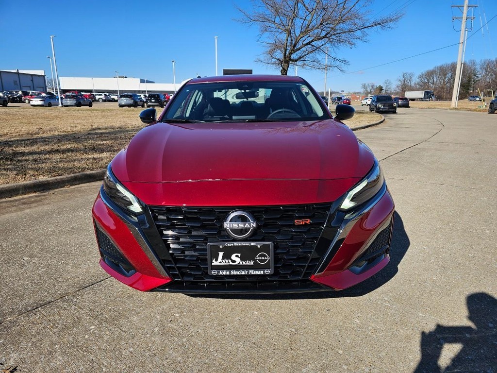 Nissan Altima Vehicle Full-screen Gallery Image 18