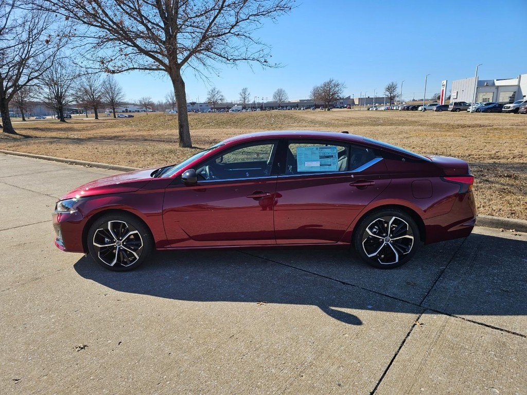 Nissan Altima Vehicle Full-screen Gallery Image 20