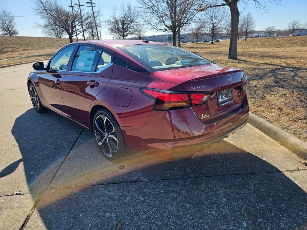 Nissan Altima Vehicle Full-screen Gallery Image 21