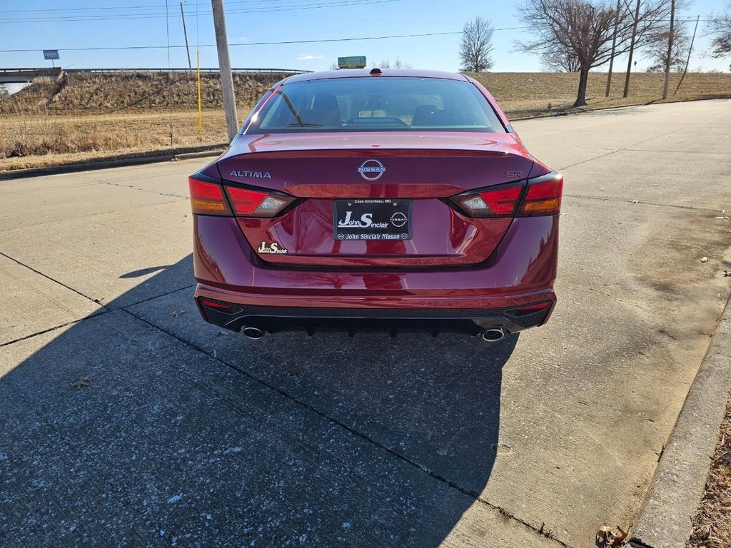 Nissan Altima Vehicle Full-screen Gallery Image 22