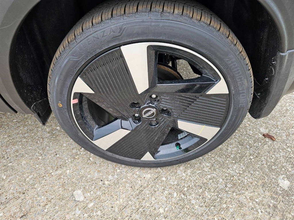 Nissan Kicks Vehicle Full-screen Gallery Image 05