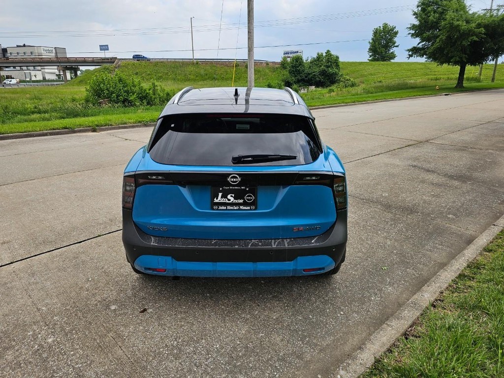 Nissan Kicks Vehicle Full-screen Gallery Image 07