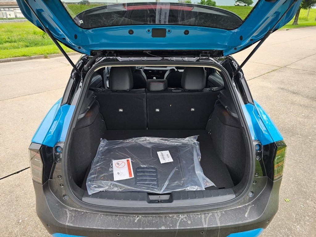 Nissan Kicks Vehicle Full-screen Gallery Image 09