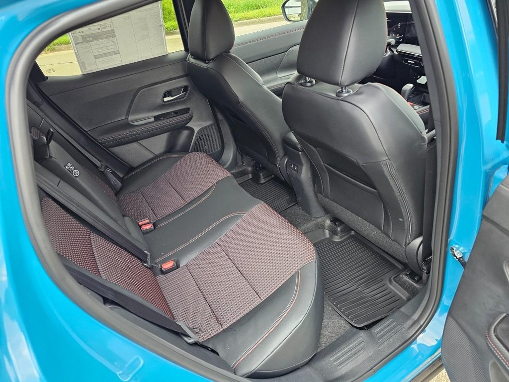 Nissan Kicks Vehicle Full-screen Gallery Image 13