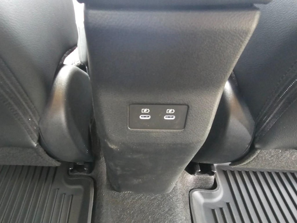 Nissan Kicks Vehicle Full-screen Gallery Image 14