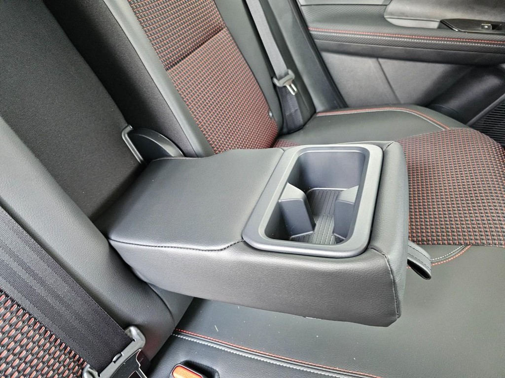 Nissan Kicks Vehicle Full-screen Gallery Image 15