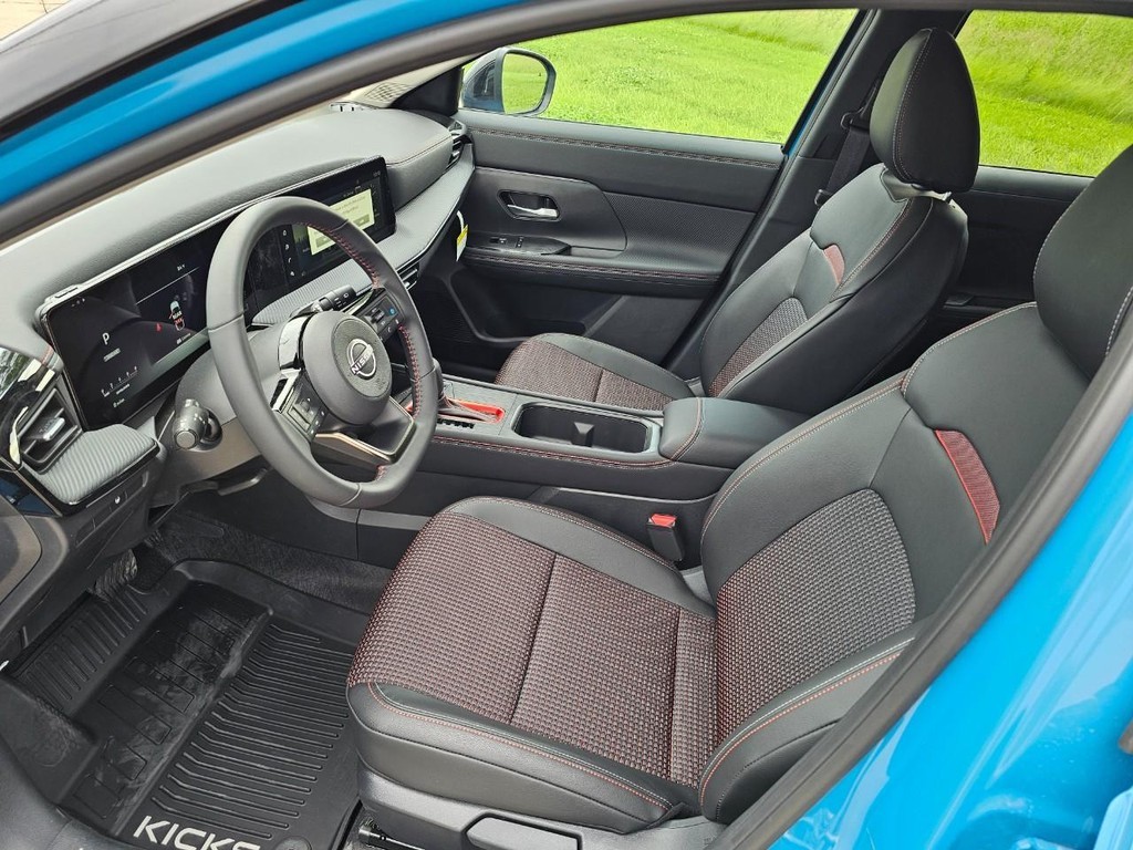 Nissan Kicks Vehicle Full-screen Gallery Image 16