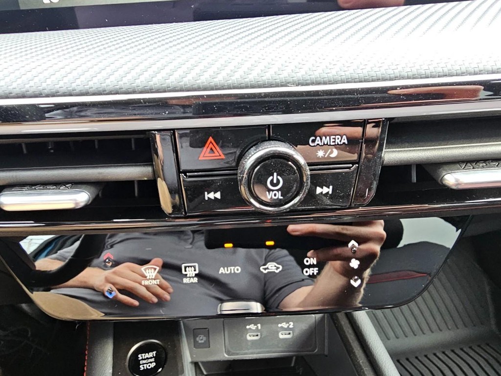 Nissan Kicks Vehicle Full-screen Gallery Image 23