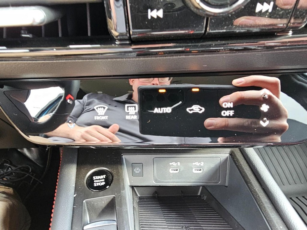 Nissan Kicks Vehicle Full-screen Gallery Image 24