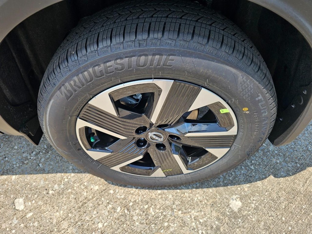 Nissan Kicks Vehicle Full-screen Gallery Image 05