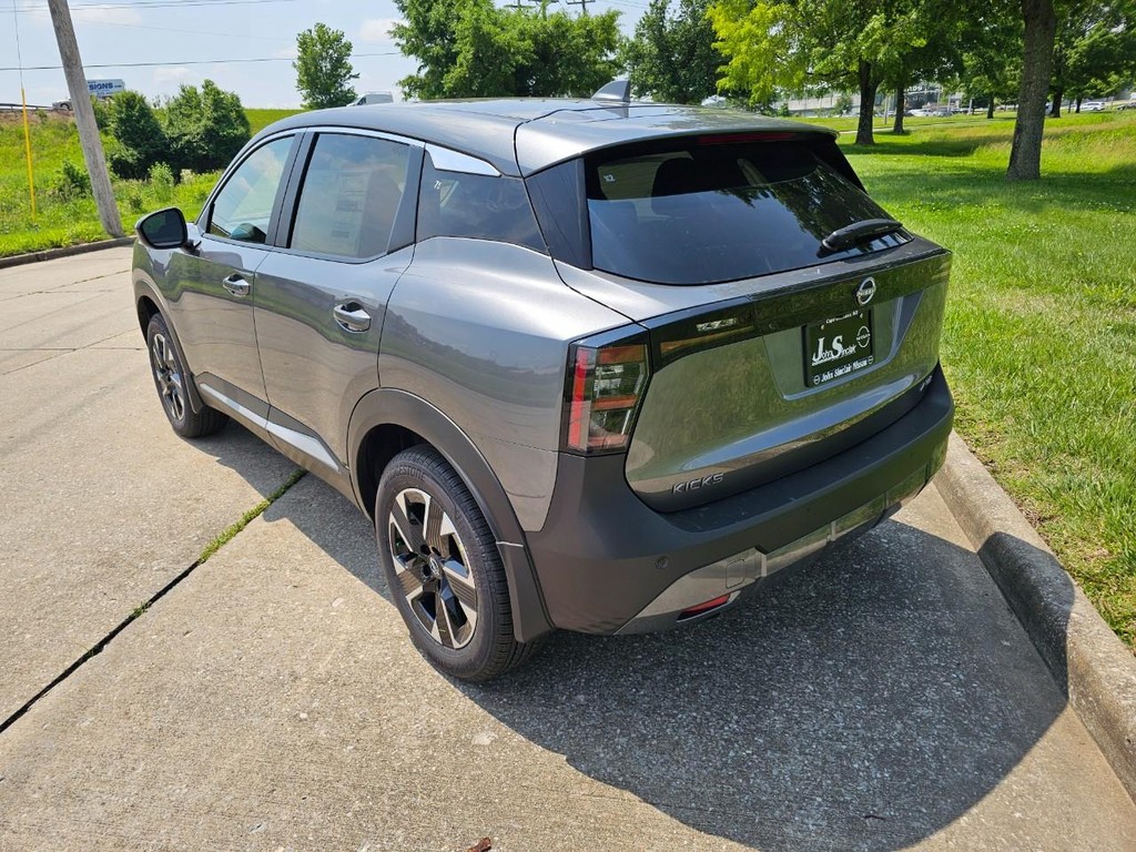 Nissan Kicks Vehicle Full-screen Gallery Image 06