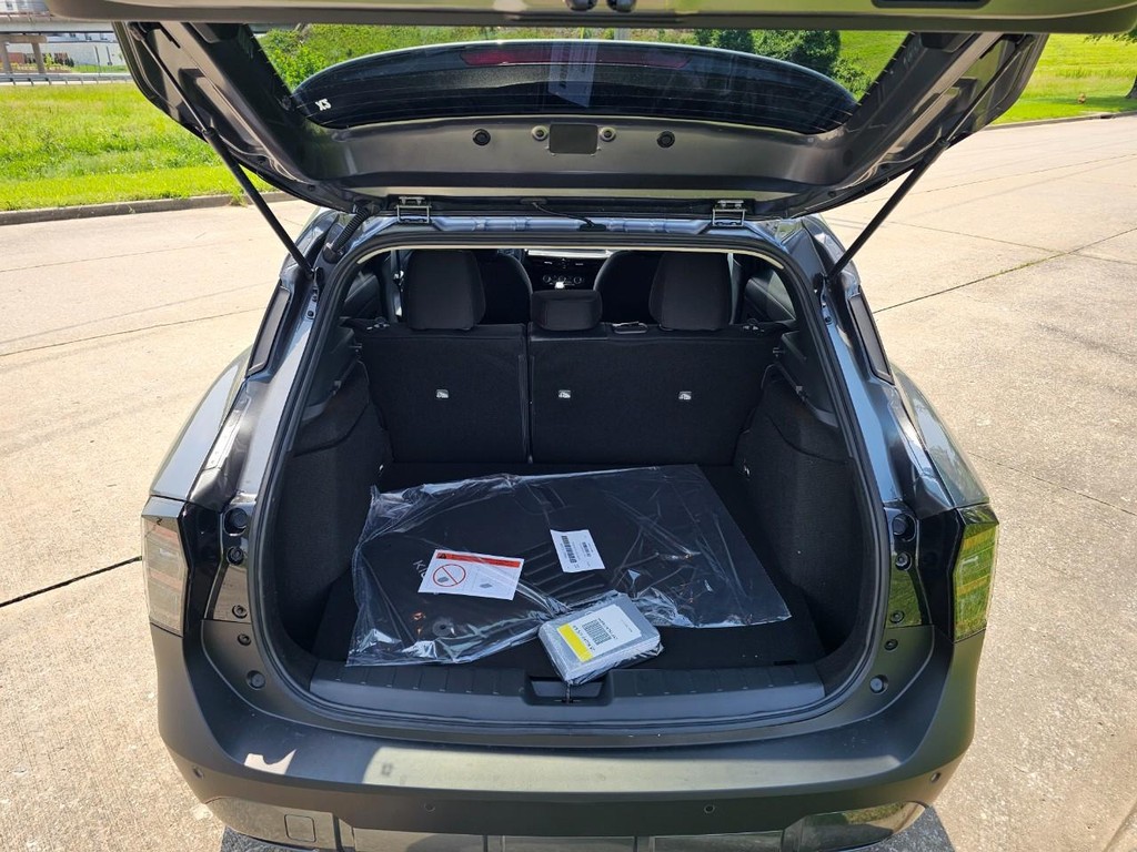 Nissan Kicks Vehicle Full-screen Gallery Image 09