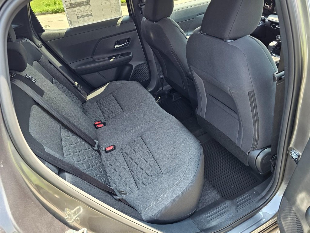 Nissan Kicks Vehicle Full-screen Gallery Image 12