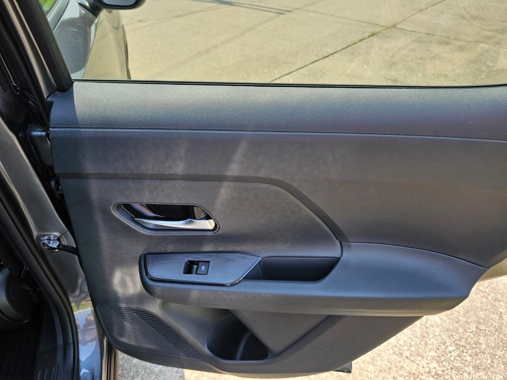 Nissan Kicks Vehicle Full-screen Gallery Image 13