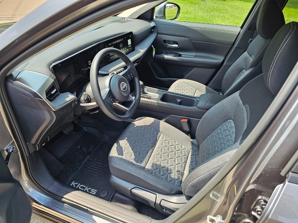 Nissan Kicks Vehicle Full-screen Gallery Image 14