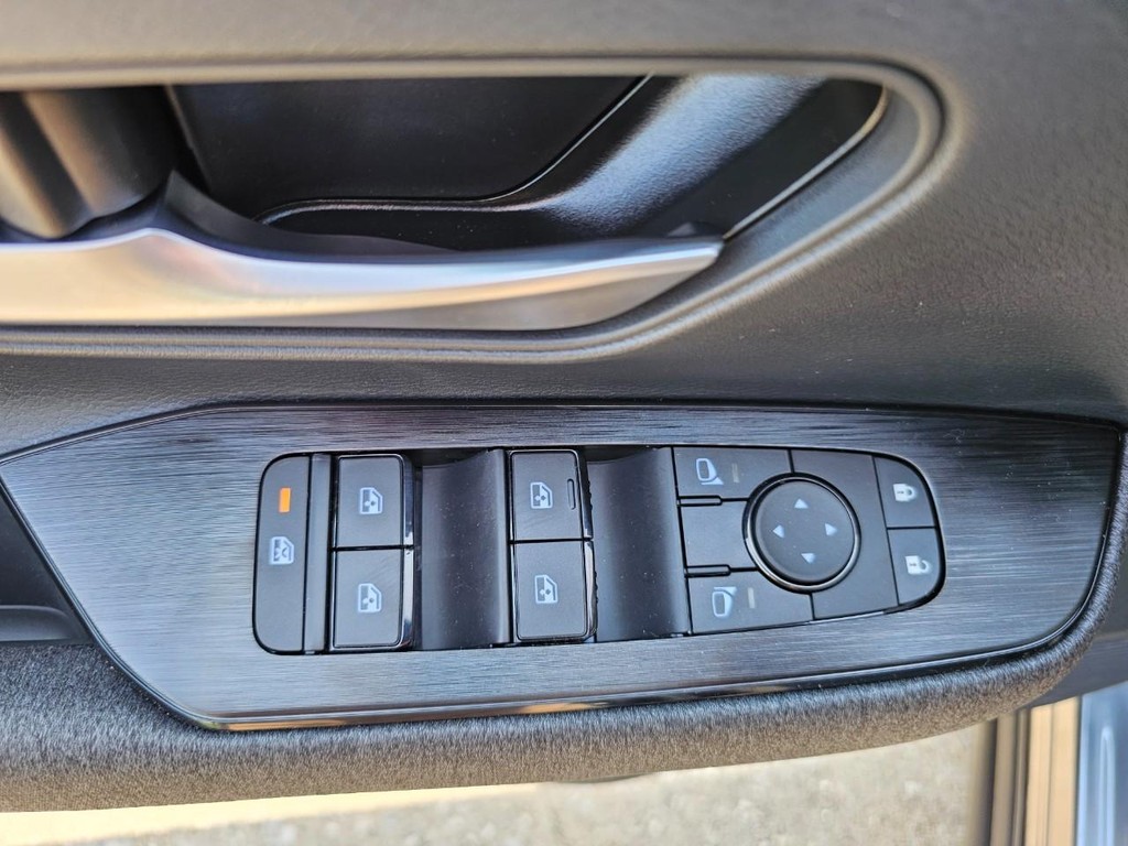 Nissan Kicks Vehicle Full-screen Gallery Image 15