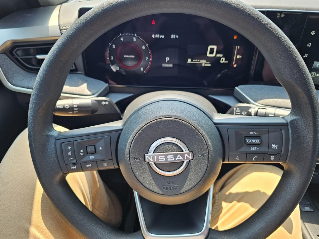 Nissan Kicks Vehicle Full-screen Gallery Image 17