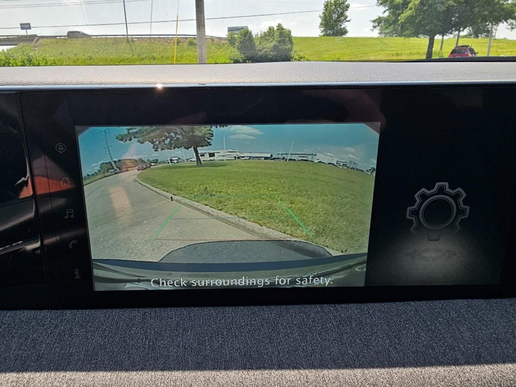 Nissan Kicks Vehicle Full-screen Gallery Image 19