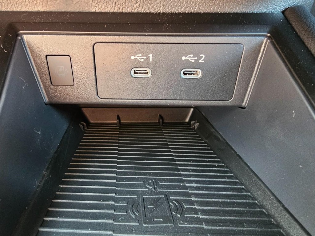 Nissan Kicks Vehicle Full-screen Gallery Image 21