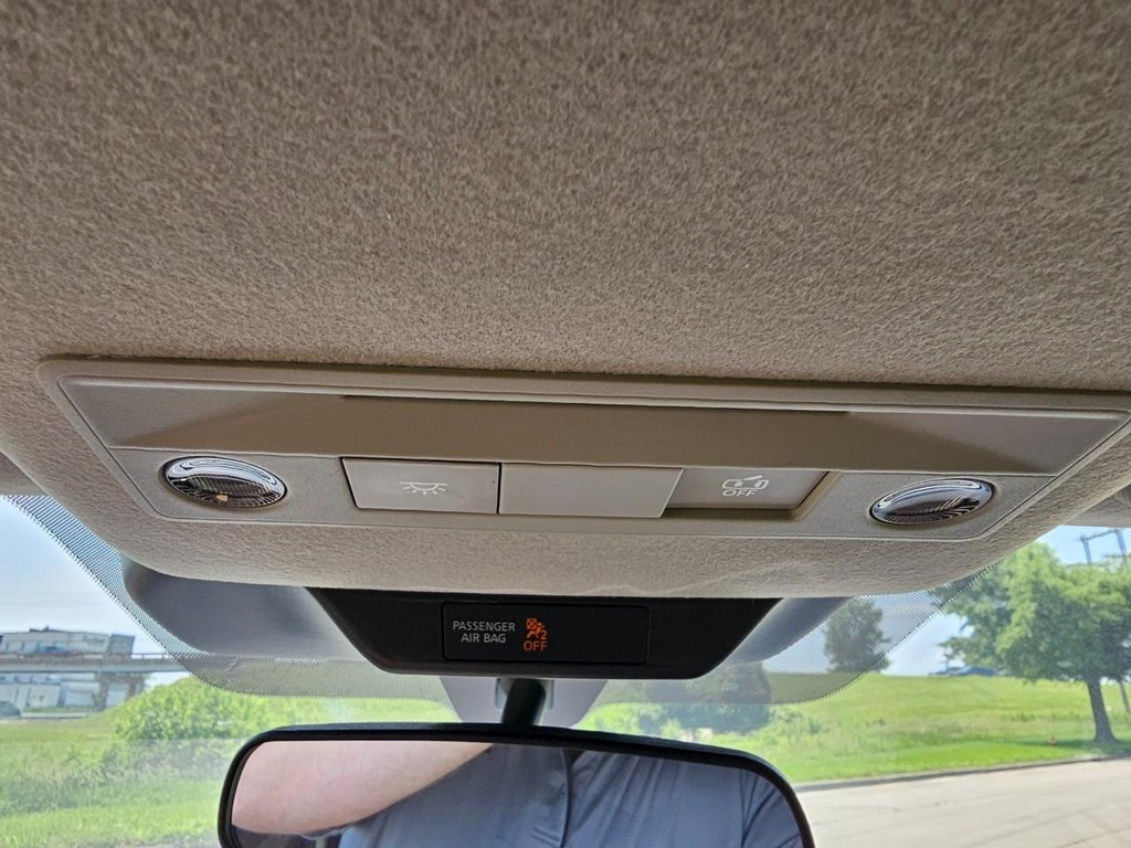 Nissan Kicks Vehicle Full-screen Gallery Image 23