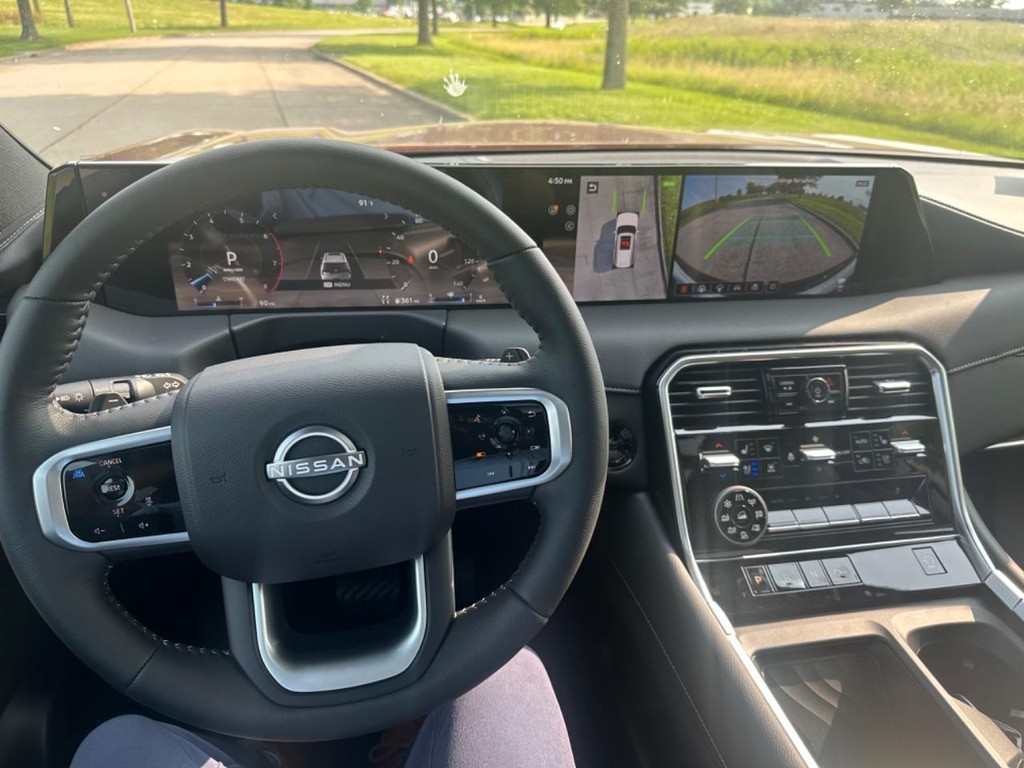 Nissan Armada Vehicle Full-screen Gallery Image 04