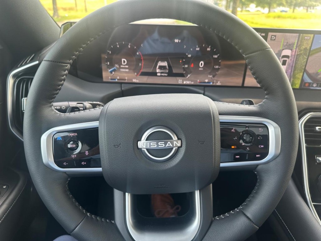 Nissan Armada Vehicle Full-screen Gallery Image 06