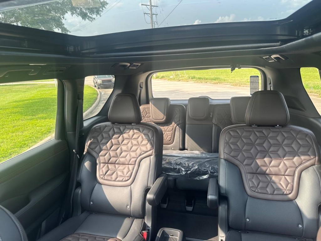 Nissan Armada Vehicle Full-screen Gallery Image 07