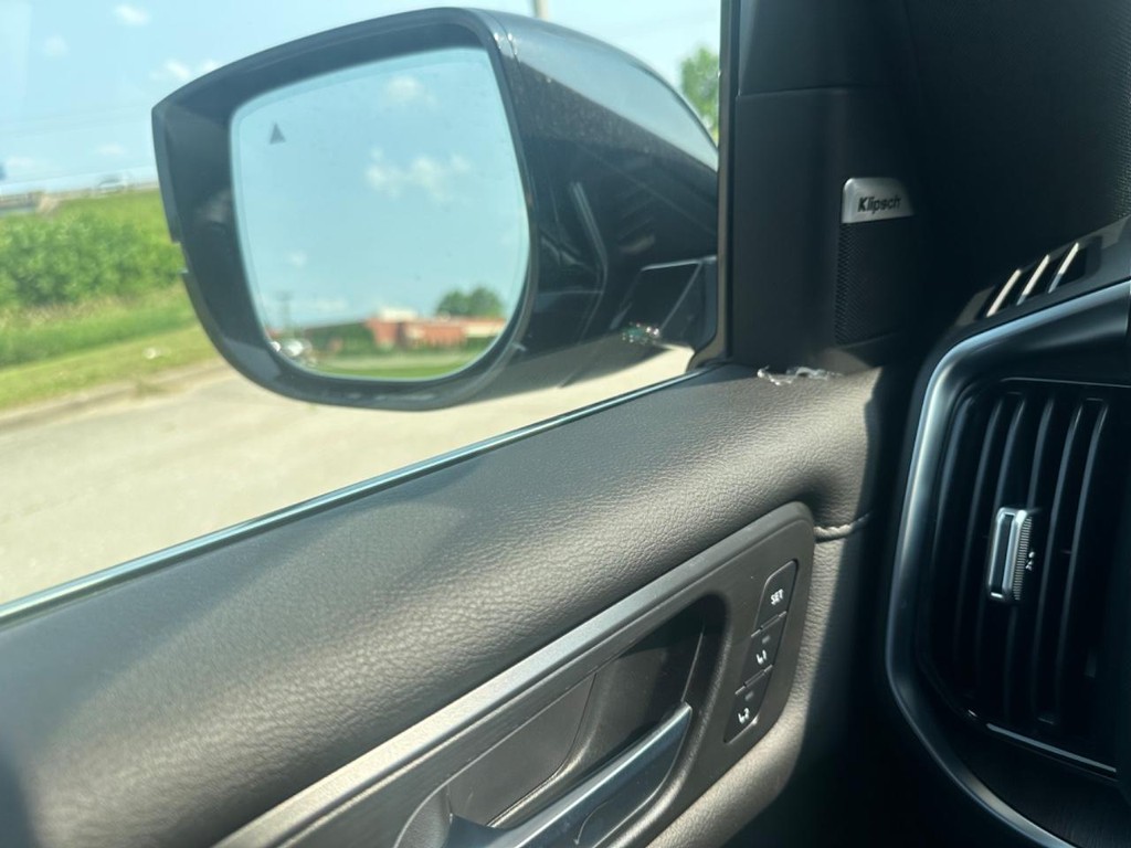 Nissan Armada Vehicle Full-screen Gallery Image 08