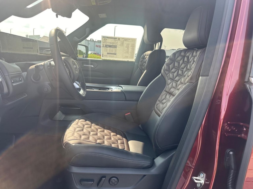 Nissan Armada Vehicle Full-screen Gallery Image 09