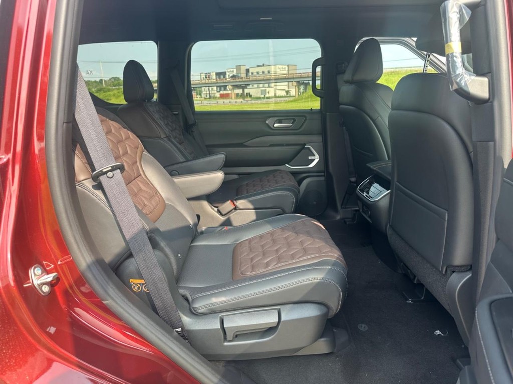 Nissan Armada Vehicle Full-screen Gallery Image 10