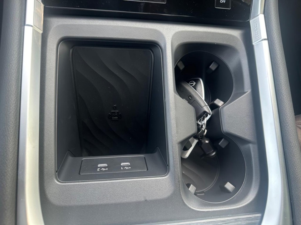 Nissan Armada Vehicle Full-screen Gallery Image 11