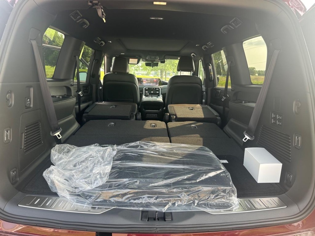 Nissan Armada Vehicle Full-screen Gallery Image 12