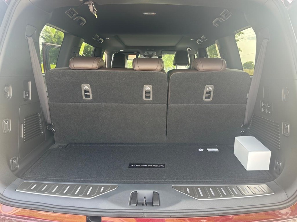 Nissan Armada Vehicle Full-screen Gallery Image 13