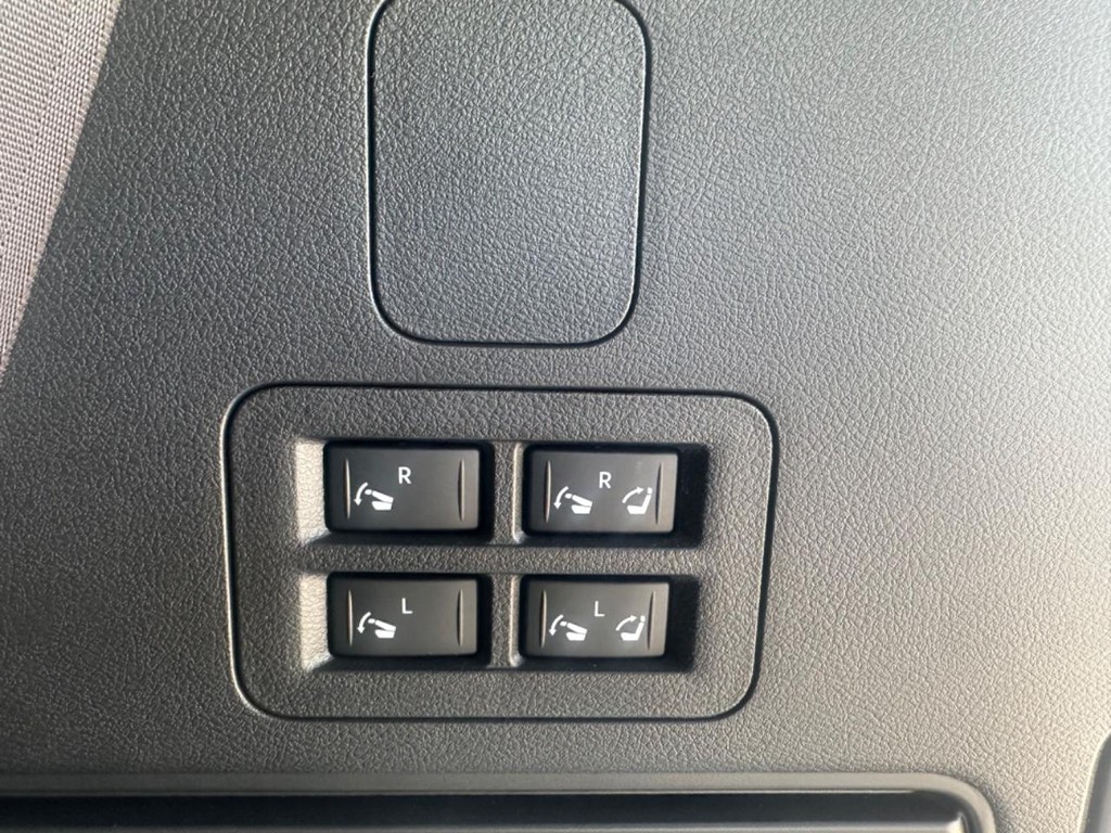 Nissan Armada Vehicle Full-screen Gallery Image 14